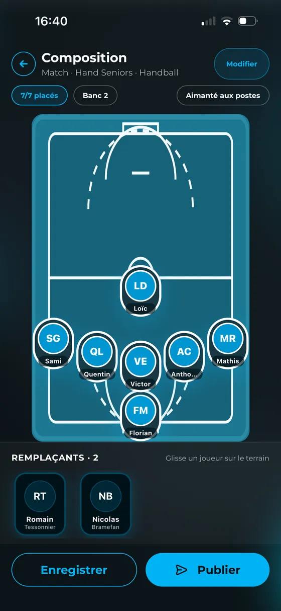 Étape 3 : placer les 7 titulaires sur le terrain de handball, les remplaçants en bas